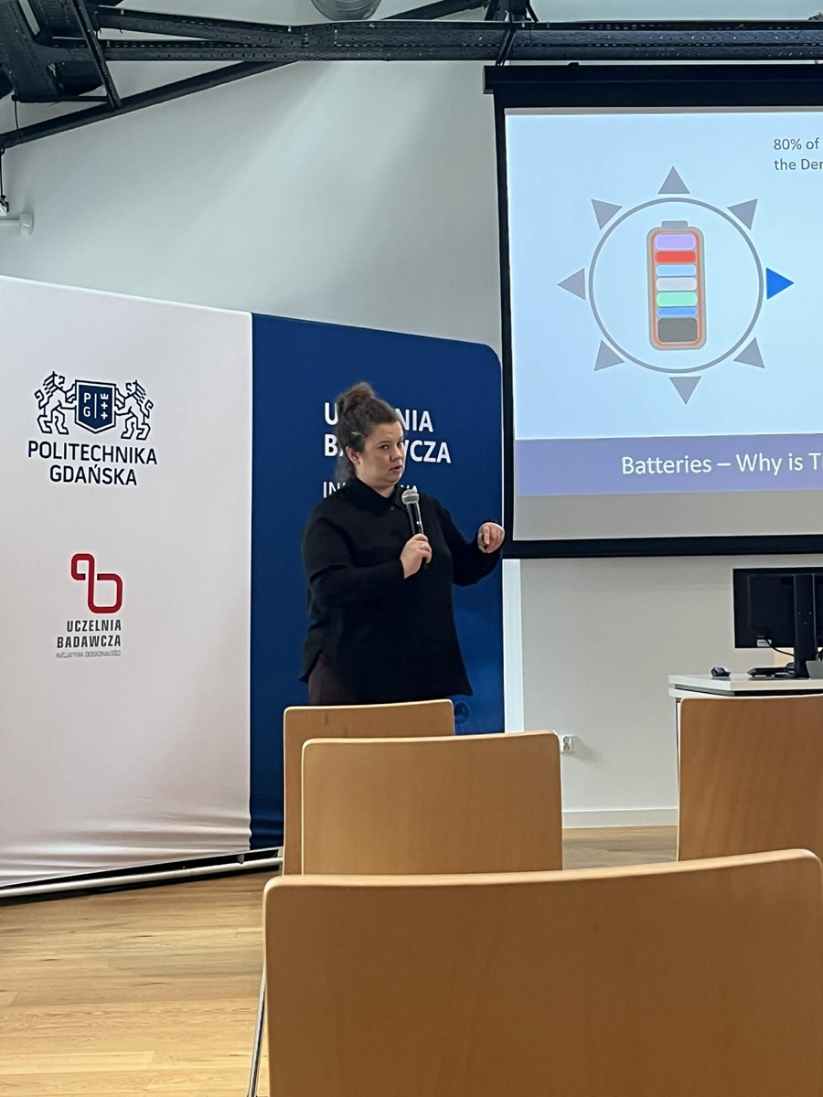 KPK_PL's tweet image. 💥Ekspertka #KPK Kasia Kubica-Oroń poprowadziła na @PolitechnikaGda szkolenie „ERC: strategia na sukces”.

👥 Swoimi doświadczeniami podzielili się laureaci konkursu #ERCStG 2025: dr hab. inż. Anna Siekierka @PWr_Wroclaw oraz dr inż. Wojciech Krauze z @PW_edu