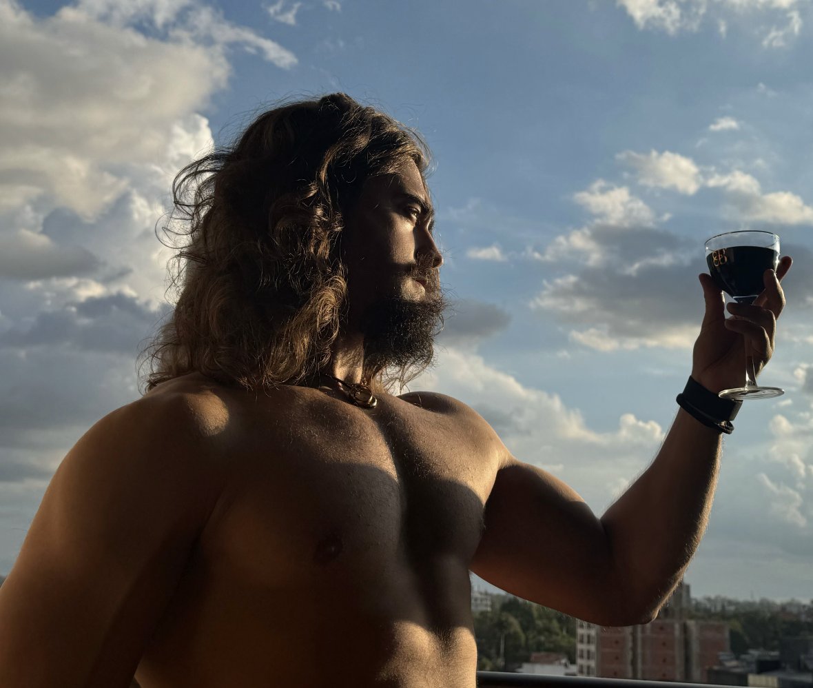 AbrisGains's tweet photo. So you want elite cognitive output without destroying your dopamine receptors or developing tolerance?

Here's the stack:

Upon waking:

∙ 0.5-1 mg methylene blue (~10-20 drops at 1%)
∙ 200 mg caffeine
∙ 400-600 mg l-tyrosine
∙ 30 mg saffron extract
∙ 300-600 mg alpha-gpc
∙ 5-10 g creatine

Before noon:

∙ 30 mg Noopept
∙ 800 mg l-theanine

Your brain & mitochondria are about to operate at levels you had no idea existed.

Picture MULTIPLE days of focused output condensed into one sitting. A permanent noise cancelling headset for your brain is the best way to describe the degree of LOCKED INNESS you will feel.

FUNDAMENTALS to remember:

∙ constant hydration with water+sodium+potassium throughout the day

∙ base mitochondrial stack: coq10, PQQ, NAC, omega-3s, vitamin d, magnesium glycinate, taurine daily

This stack protects neural tissue, fuels mitochondrial ATP production, and preserves long-term brain function.

NOT medical advice!