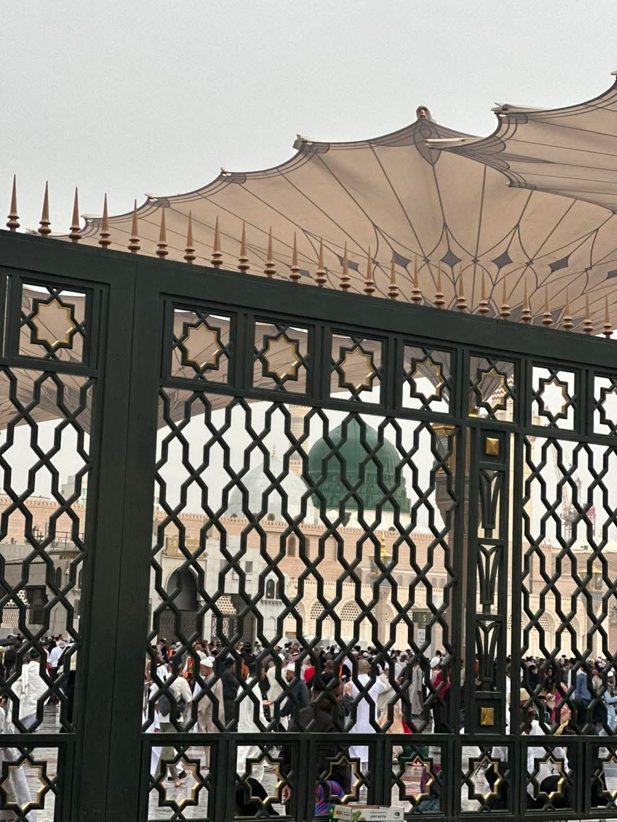 لوگ مجھے مبارکباد دے رہے ہیں
کہ تم مدینہ دیکھ آئے ہو
میرا غم بھی تو دیکھو
میں مدینہ چھوڑ آیا ہوں۔