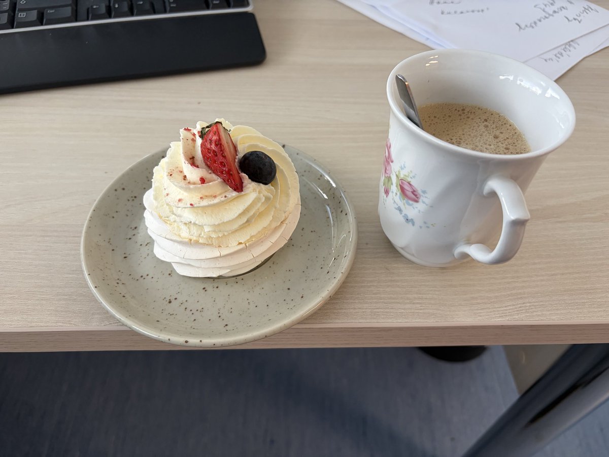 Kousavá knihovnice tweet media