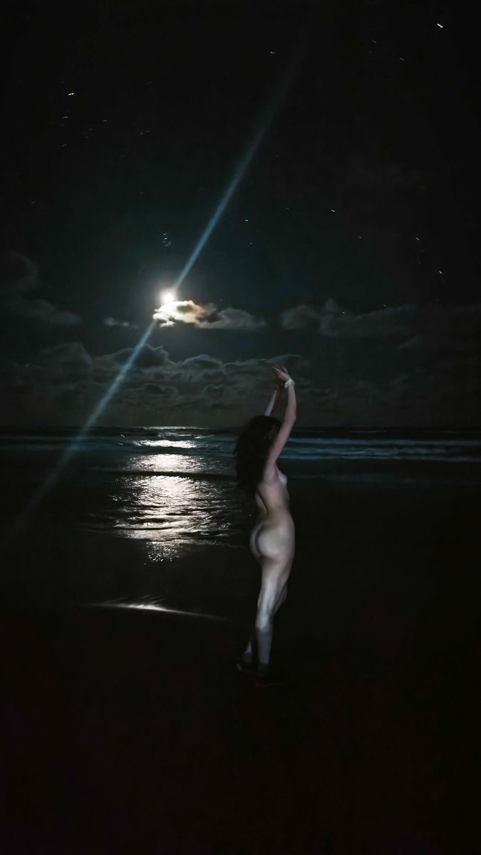 Ellayjow tweet media