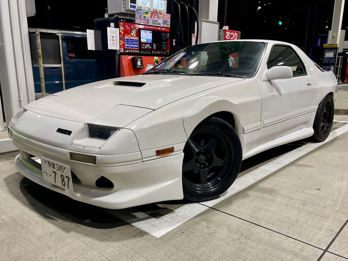 whiteinfini's tweet photo. Desmondスポークステッカーを貼り終えて軽く洗車から満タン。スタンドは盛れるらしいので喜んで撮影していたらスタッフさんが赤いST205で登場したので少しお話。
明日はローリングショットと大黒ツーリングなので準備万端だ。自己満足FC3S、完成！ https://t.co/ubmqpMmZqk
