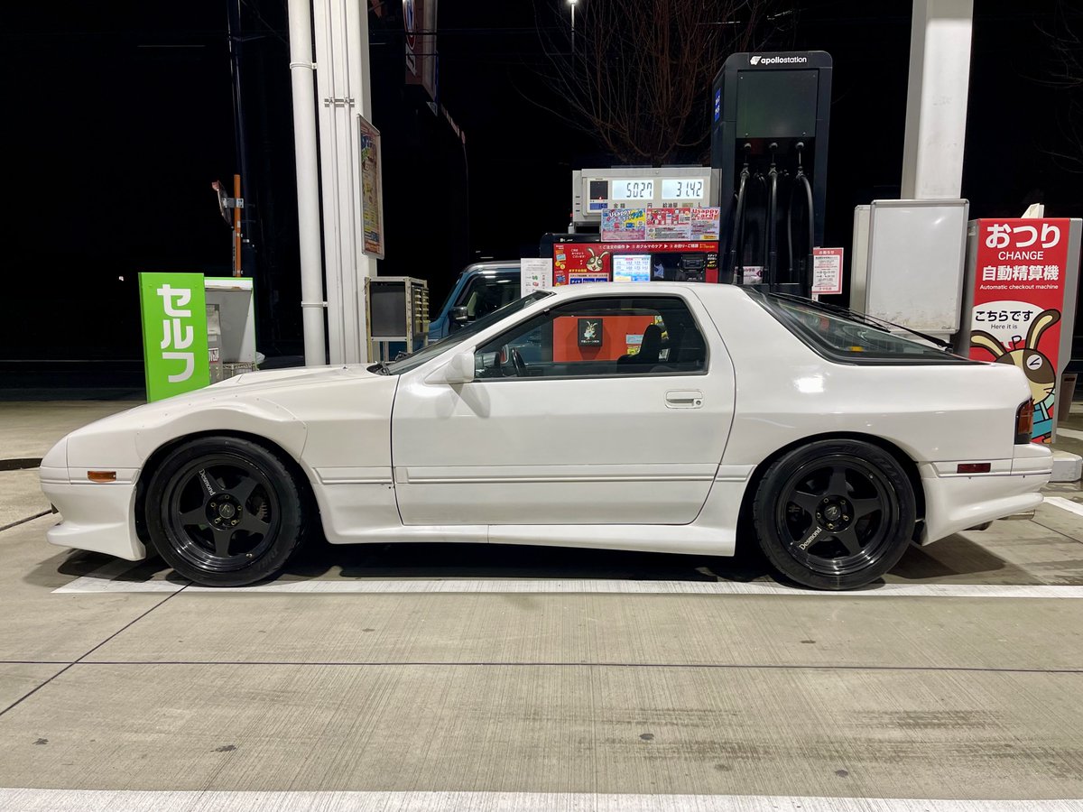 whiteinfini's tweet photo. Desmondスポークステッカーを貼り終えて軽く洗車から満タン。スタンドは盛れるらしいので喜んで撮影していたらスタッフさんが赤いST205で登場したので少しお話。
明日はローリングショットと大黒ツーリングなので準備万端だ。自己満足FC3S、完成！ https://t.co/ubmqpMmZqk