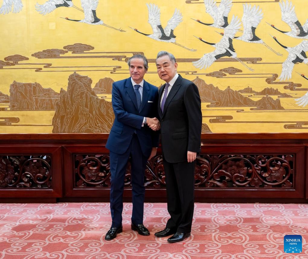 AmbCina's tweet image. A #Beijing, il Ministro degli Esteri cinese, Wang Yi, ha incontrato il Direttore Generale dell’International Atomic Energy Agency, Rafael Mariano Grossi, con particolare attenzione alle tensioni in #MedioOriente.