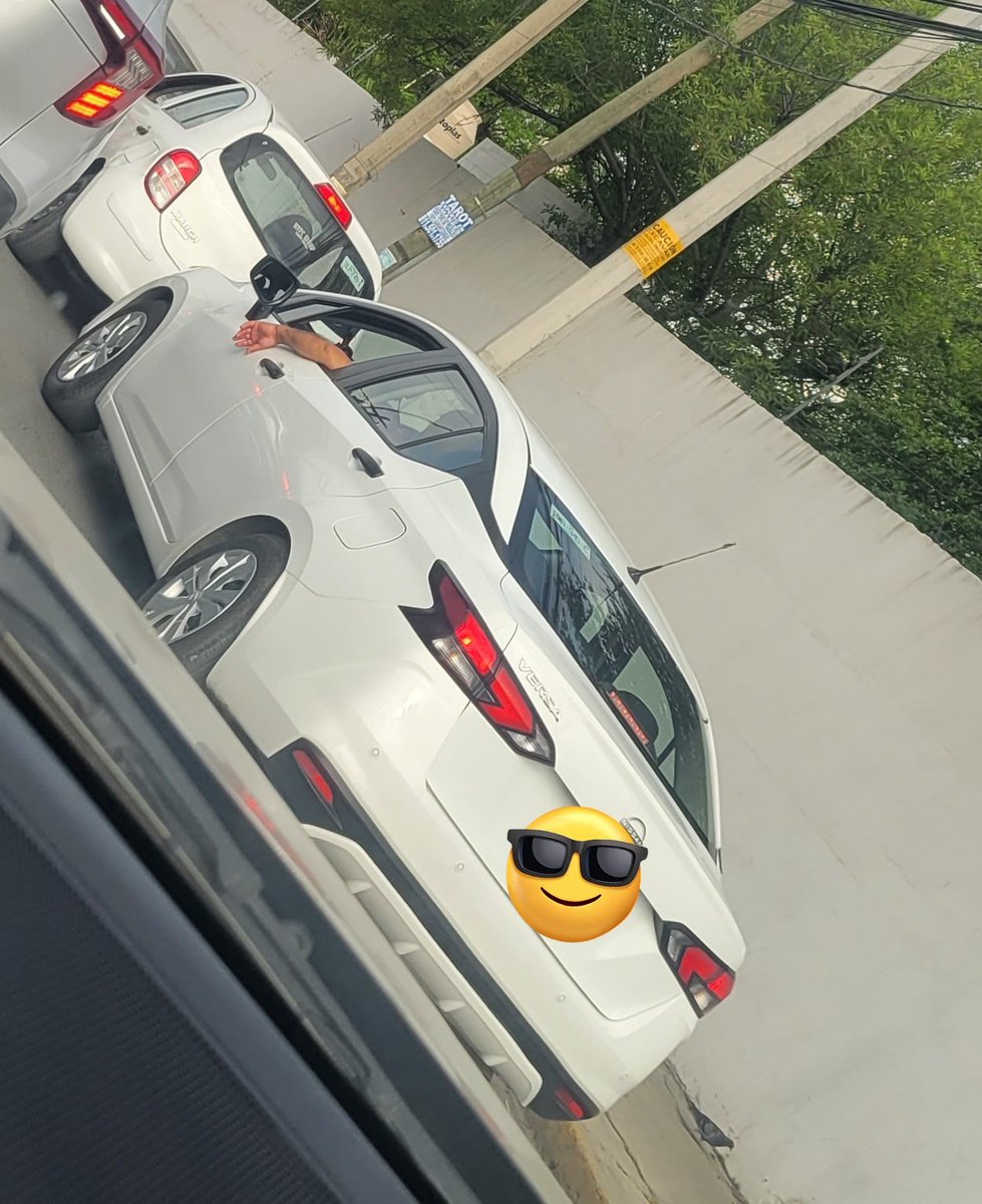 Cuando traen la mano así por fuera, ya sabes que están bien pendejos para manejar... 🤭