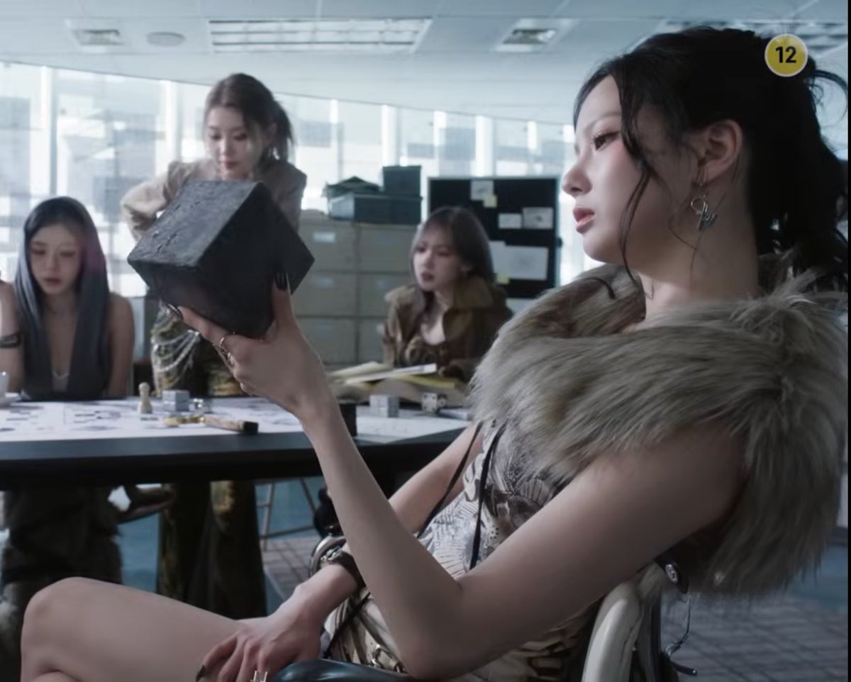 yujin holding cube entertainment in her hands