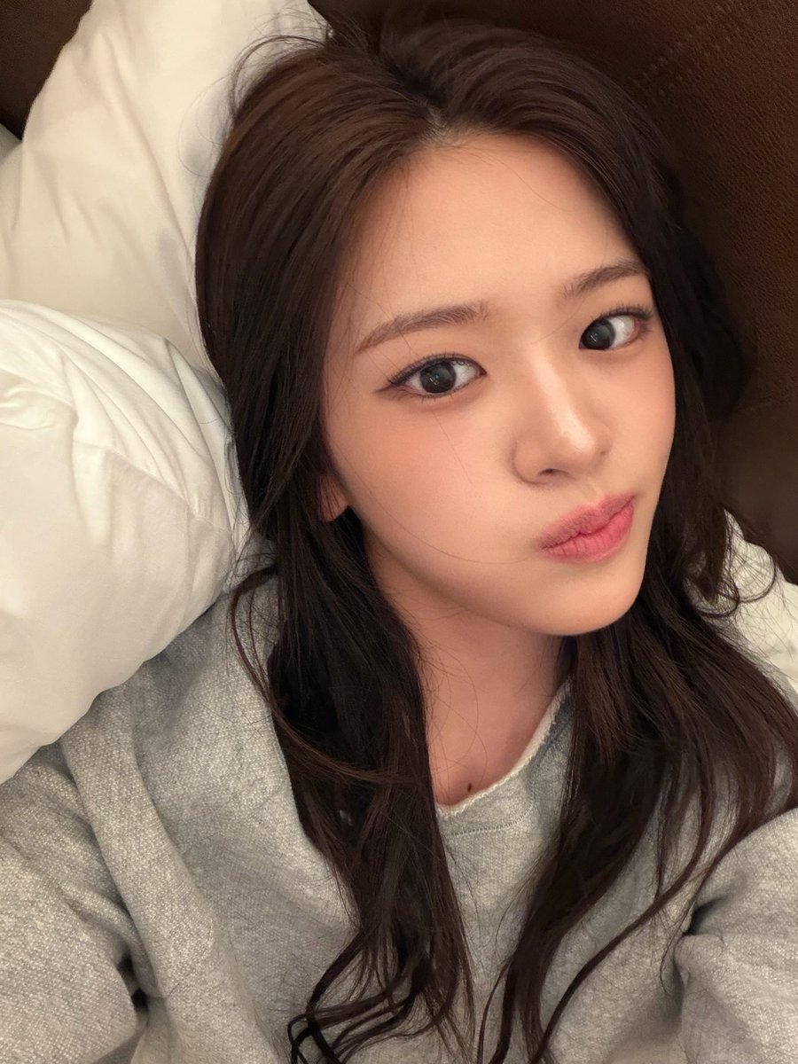 just yujin’s selca tweet media