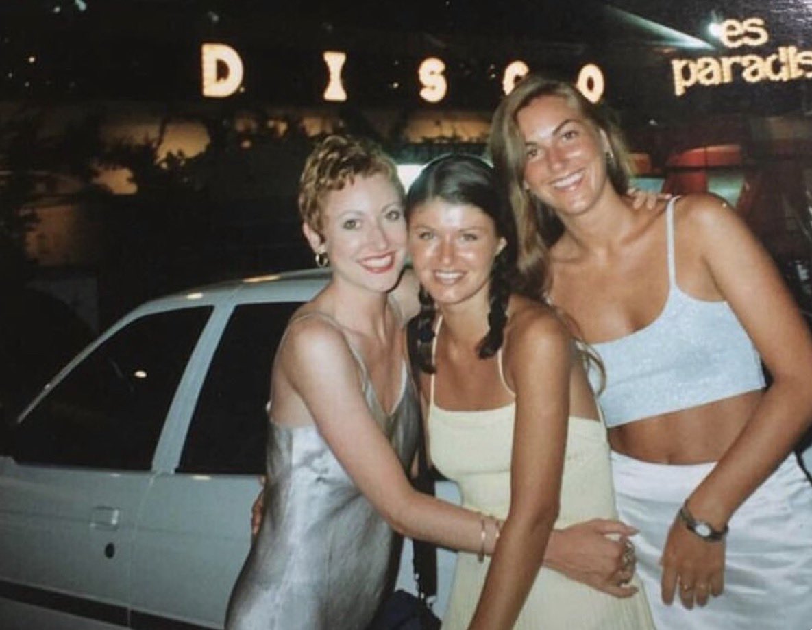 IbizaPast's tweet image. Michelle, Cat and Tracey outside Es Paradis in 1994

Photo Credit ▶️ michellelouisemcguigan 

 #nineties #ibiza #esparadis #ibizafashion #fashion #ninetiesfashion