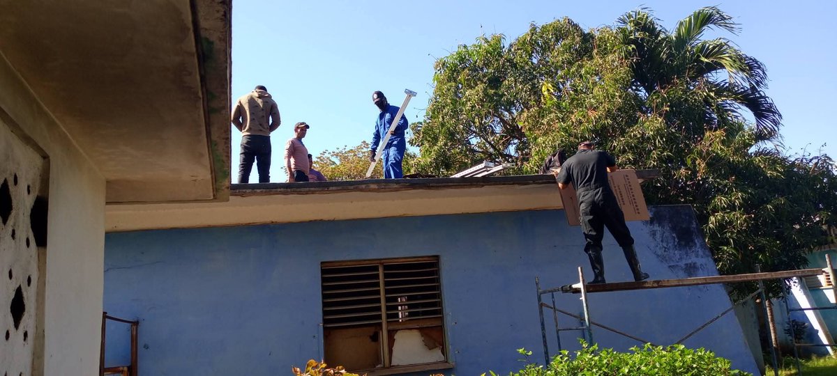 Se encuentran los trabajadores de la empresa CELAI realizando las instalaciones de paneles fotovoltaicos en el Policlínico Dr Cesáreo Sánchez de Pedro Betancourt, para ofrecer un mejor servicio a la población.
#MatancerosEnVictoria 
#CubaSePreocupa 
#CubaEstáFirme