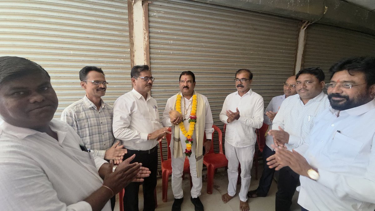sanjaygaikwad34's tweet image. जय गजानन पेंट हाऊसचे भव्य उद्घाटन उत्साहात संपन्न..! 

श्री राम नवमीच्या पावन व शुभमुहूर्तावर मोताळा येथे प्रथमेश दिलीप आढाव यांच्या “श्री गजानन पेंट हाऊस” या नव्या व्यवसायाचे भव्य उद्घाटन मोठ्या उत्साहात पार पडले.

#OpeningCeremony #RamNavami #buldhana #shivsena #sanjaygaikwad