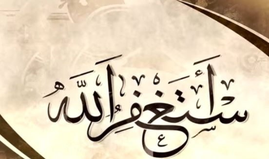 MariaBalochPK's tweet photo. ایک جادوگر نے اپنی توبہ کے بعد ایک عجیب حقیقت بیان کی۔وہ کہتا ہے
میں جنات کو لوگوں پر جادو کرنے کے لیے بھیجا کرتا تھا۔ کچھ لوگ ایسے تھے جن پر جادو فوراً اثر کر جاتا، لیکن کچھ کے بارے میں جنات واپس آکر کہتے
ہم نے اس کی آواز سنی مگر اسے دیکھا نہیں۔
کچھ کے بارے میں وہ کہتے
ہم نے اسے دور سے دیکھا لیکن وہ ہماری نگاہوں سے غائب ہوگیا۔
اور کچھ کے پاس جا کر وہ یوں لوٹتے
ہمیں وہ کہیں نہیں ملا۔
پھر میں نے *مَرَدہ (طاقتور جنات)* کو بھیجا، مگر وہ بھی ناکام ہو کر پلٹ آتے اور کہتے
ہم نے اسے پایا ہی نہیں۔
آخرکار میں نے عفریتوں کو بھیجا، جو سب سے  زیادہ قوی اور خطرناک جنات ہوتے ہیں، لیکن وہ بھی کہنے لگے
ہم نے مشرق و مغرب کی سرزمین چھان ماری، مگر اس شخص کو نہیں ڈھونڈ سکے۔
میں حیران ہو کر کہتا
وہ تو اپنے گھر یا اپنی دکان پر ہے، پھر تمہیں کیوں نہیں ملا؟
تو وہ جواب دیتے
ہم وہاں گئے مگر وہ ہمیں نظر نہیں آیا۔
اصل راز کیا ہے؟
جادوگر کہتا ہے
جب میں نے توبہ کی تو حقیقت کھلی کہ انسان ایک دوسرے سے اپنی تحصین (روحانی حفاظت)، ذکر اللہ، اور نماز کی پابندی میں مختلف ہوتے ہیں۔
جو لوگ بالکل حصار نہیں کرتے، ان کا شکار کرنا آسان ہوتا ہے۔
جو لوگ کبھی کرتے ہیں مگر غفلت یا نماز میں کوتاہی کرتے ہیں، ان کے بارے میں جنات کہتے ہم نے آواز تو سنی مگر دیکھ نہ سکے۔
اور جو لوگ ہمیشہ ذکر و اذکار اور نماز کے حصار میں رہتے ہیں،ان کے متعلق جنات کہتے
ہم نے پوری زمین چھان ماری مگر اسے نہ ڈھونڈ سکے۔
یہاں تک کہ اگر وہ ان کے بیچ رہتے ہوں تب بھی انہیں دکھائی نہیں دیتے۔
قرآن کی گواہی
اللہ تعالیٰ فرماتے ہیں
وَإِذَا قَرَأْتَ الْقُرْآنَ جَعَلْنَا بَيْنَكَ وَبَيْنَ الَّذِينَ لَا يُؤْمِنُونَ بِالْآخِرَةِ حِجَابًا مَّسْتُورًا*
(بنی اسرائیل: 45)
اور جب آپ قرآن پڑھتے ہیں تو ہم آپ اور ان لوگوں کے درمیان جو آخرت پر ایمان نہیں رکھتے، ایک چھپا ہوا پردہ حائل کر دیتے ہیں۔
اصل حفاظت تعویذ یا دنیاوی تدبیروں میں نہیں بلکہ
الله کی یاد،
قرآن کی تلاوت
اور نماز کی پابندی میں ہے۔
جو الله کے ذکر میں جیتا ہے، وہ شیطان اور اسکے لشکر کے لیے گویا غائب ہو جاتا ہے۔