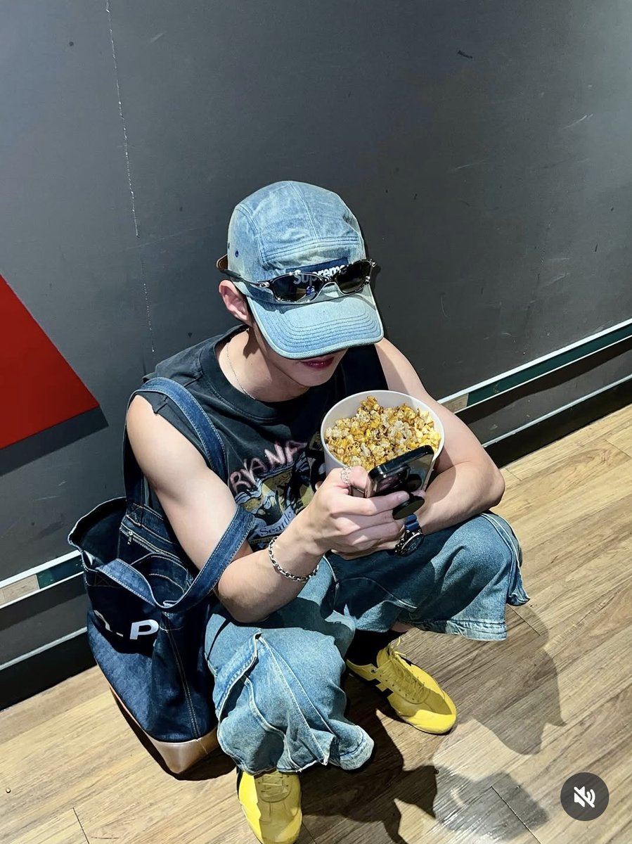 kat wants a refund | PENTAGON NEVER DIES ✿°:⋆❆ tweet media