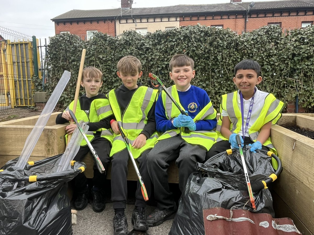 seymour_road's tweet photo. Our amazing pupils were not happy with the amount of litter outside our school gate so helped Miss Frater do some litter picking 👏😀 what an amazing job they have done! #teamwork #repect @wiseowltrust https://t.co/yR2sQJxP8V