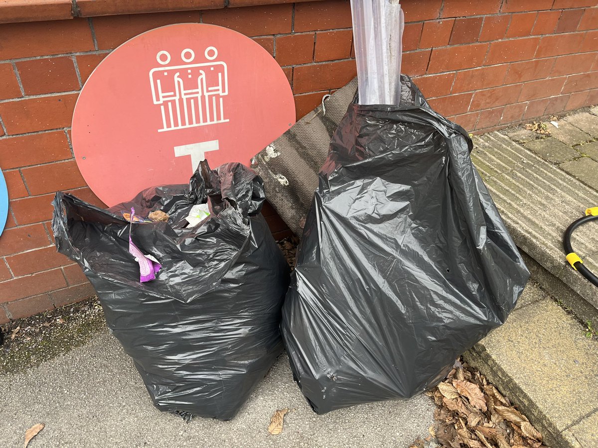 seymour_road's tweet photo. Our amazing pupils were not happy with the amount of litter outside our school gate so helped Miss Frater do some litter picking 👏😀 what an amazing job they have done! #teamwork #repect @wiseowltrust https://t.co/yR2sQJxP8V