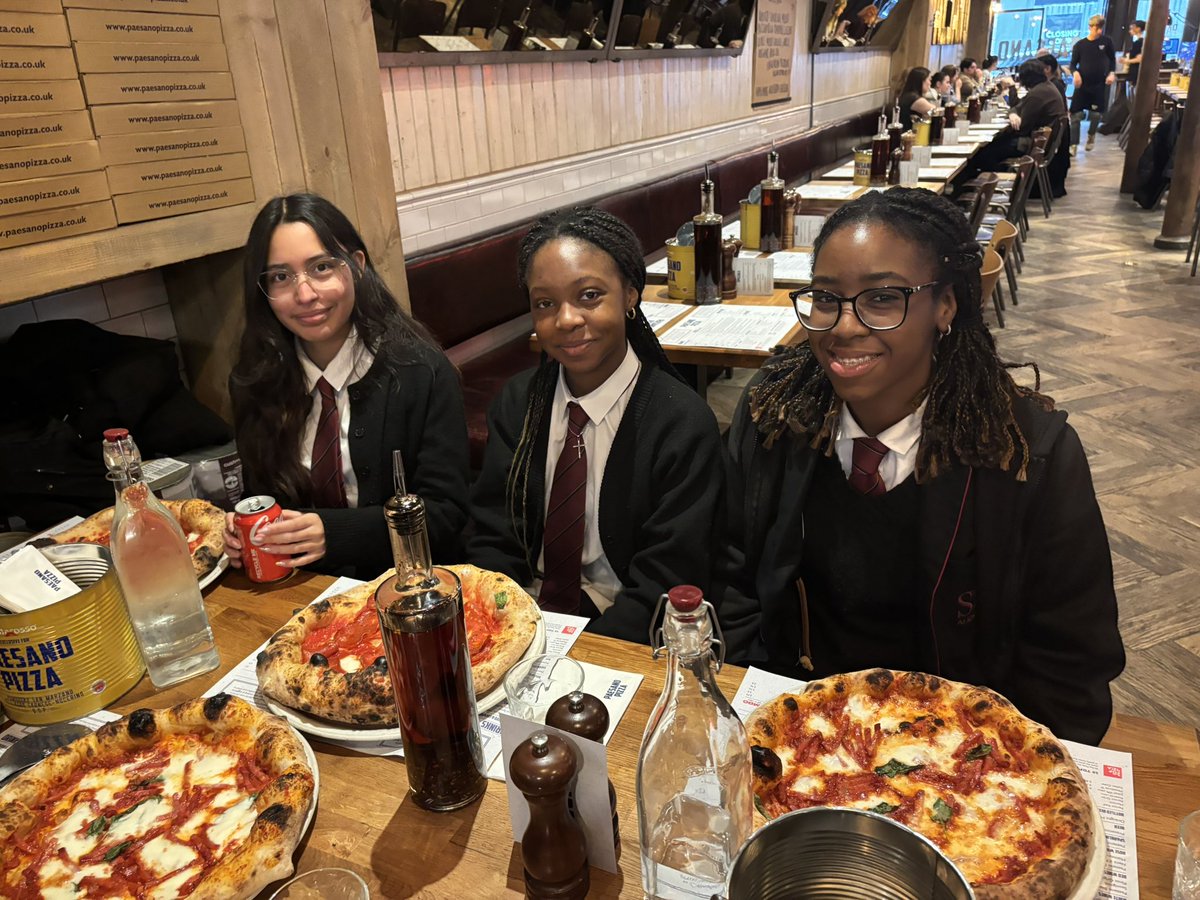 MissMcBrideML's tweet photo. A very well deserved trip to Paesano this afternoon for the Higher Italian class as a reward for all their hard work throughout the year 🍕 Bravi ragazzi! 🇮🇹☺️ @St_Rochs @MLStRochs https://t.co/CDUUANNPQW