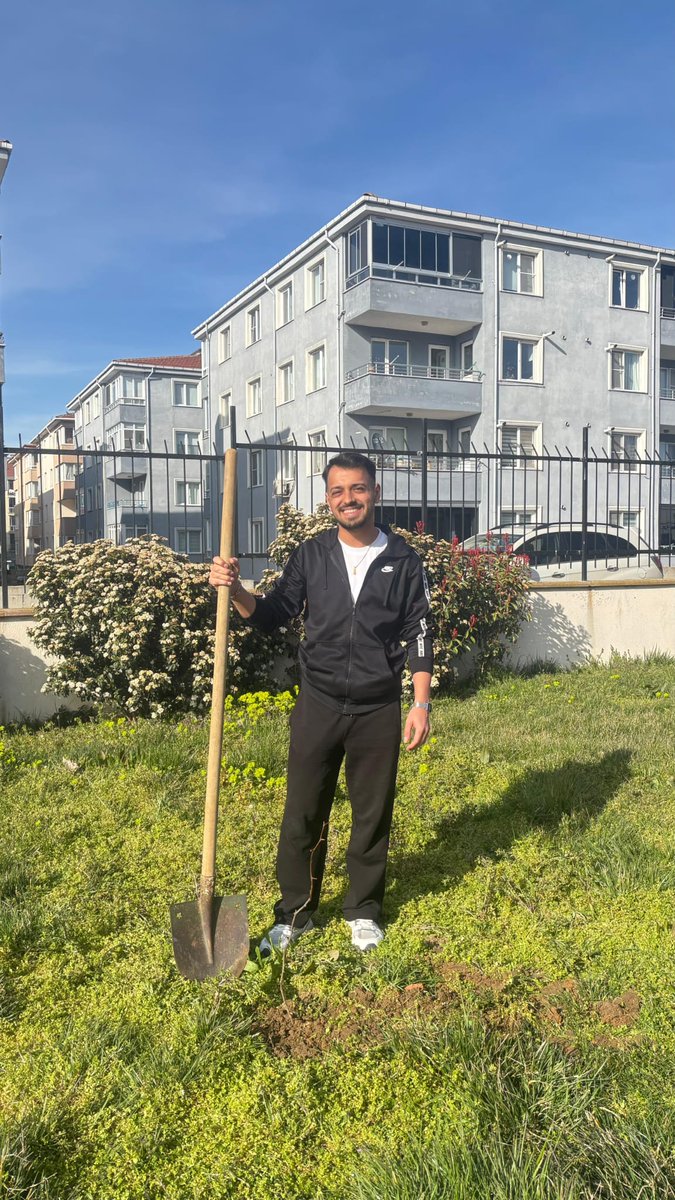 EdirneKYGM's tweet photo. Uzunköprü Yurt Müdürlüğümüzde, Orman Haftası kapsamında; Uzunköprü Kaymakamlığının himayesinde yürütülen “Bir Fidan Bin Umut” projesi çerçevesinde temin edilen hünnap ve badem fidanları, öğrencilerimizin katılımıyla yurt bahçesine dikildi. 🌱🌳

#KYGMAkademi https://t.co/n48zZPjYsu