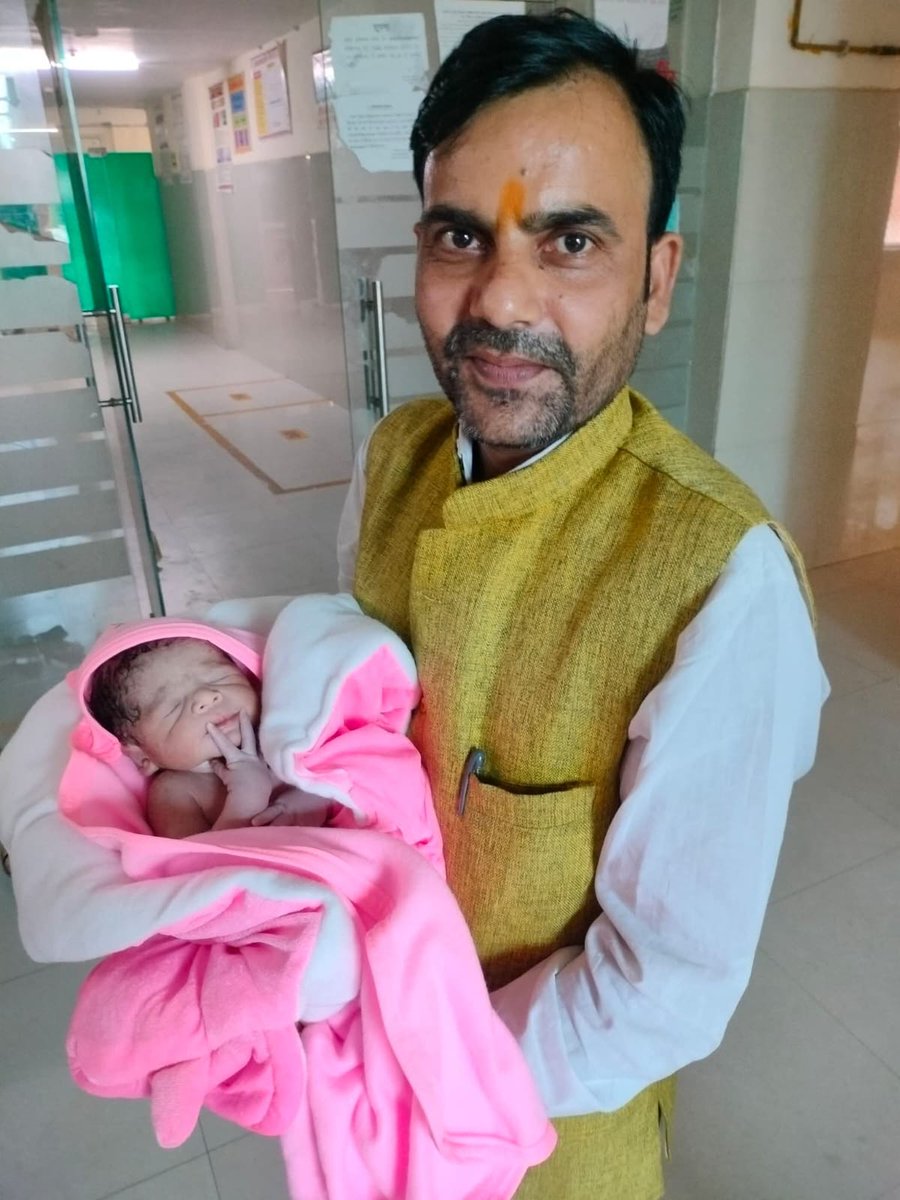 Dinesh_jsdl's tweet photo. मां विंध्यवासिनी एवं श्रेष्ठ जनों के आशीर्वाद से हमारी जीवन संगिनी/अर्धांगिनी ने पुत्र रत्न को जन्म दिया । 
आज संयुक्त राज्य चिकित्सालय (महिला अस्पताल ) प्रतापगढ़ में ऑपरेशन द्वारा पुत्र रन प्राप्त हुआ। 
पुत्र का पिता बनने का सौभाग्य प्राप्त हुआ। https://t.co/ltABAgugH1