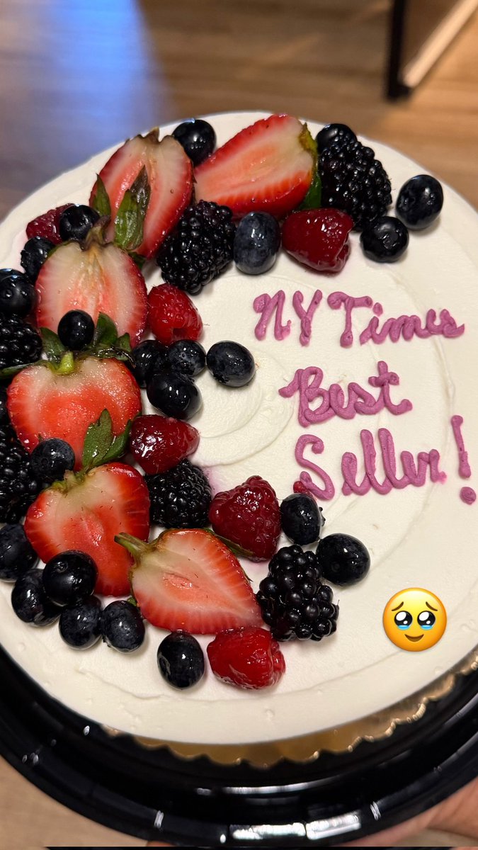 DDLovatoNewsPL's tweet photo. DUMA! Demi Lovato świętowała pojawienie się "One Plate at a Time" na liście bestsellerów New York Times 🫶🏻

„One Plate At a Time to bestseller na liście New York Times!!!! 🤍” https://t.co/azz9D6MIQN