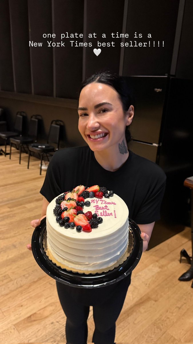 DDLovatoNewsPL's tweet photo. DUMA! Demi Lovato świętowała pojawienie się "One Plate at a Time" na liście bestsellerów New York Times 🫶🏻

„One Plate At a Time to bestseller na liście New York Times!!!! 🤍” https://t.co/azz9D6MIQN