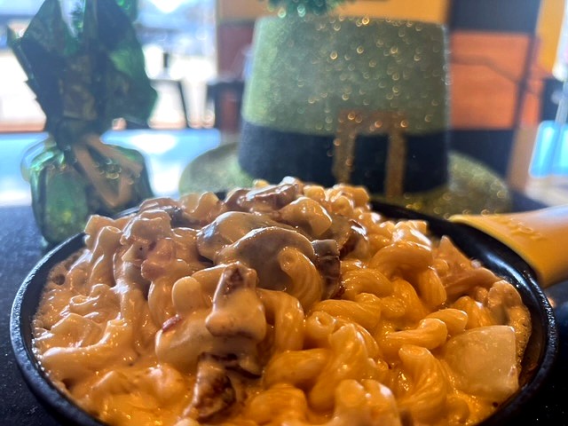 Mac N' Out tweet media