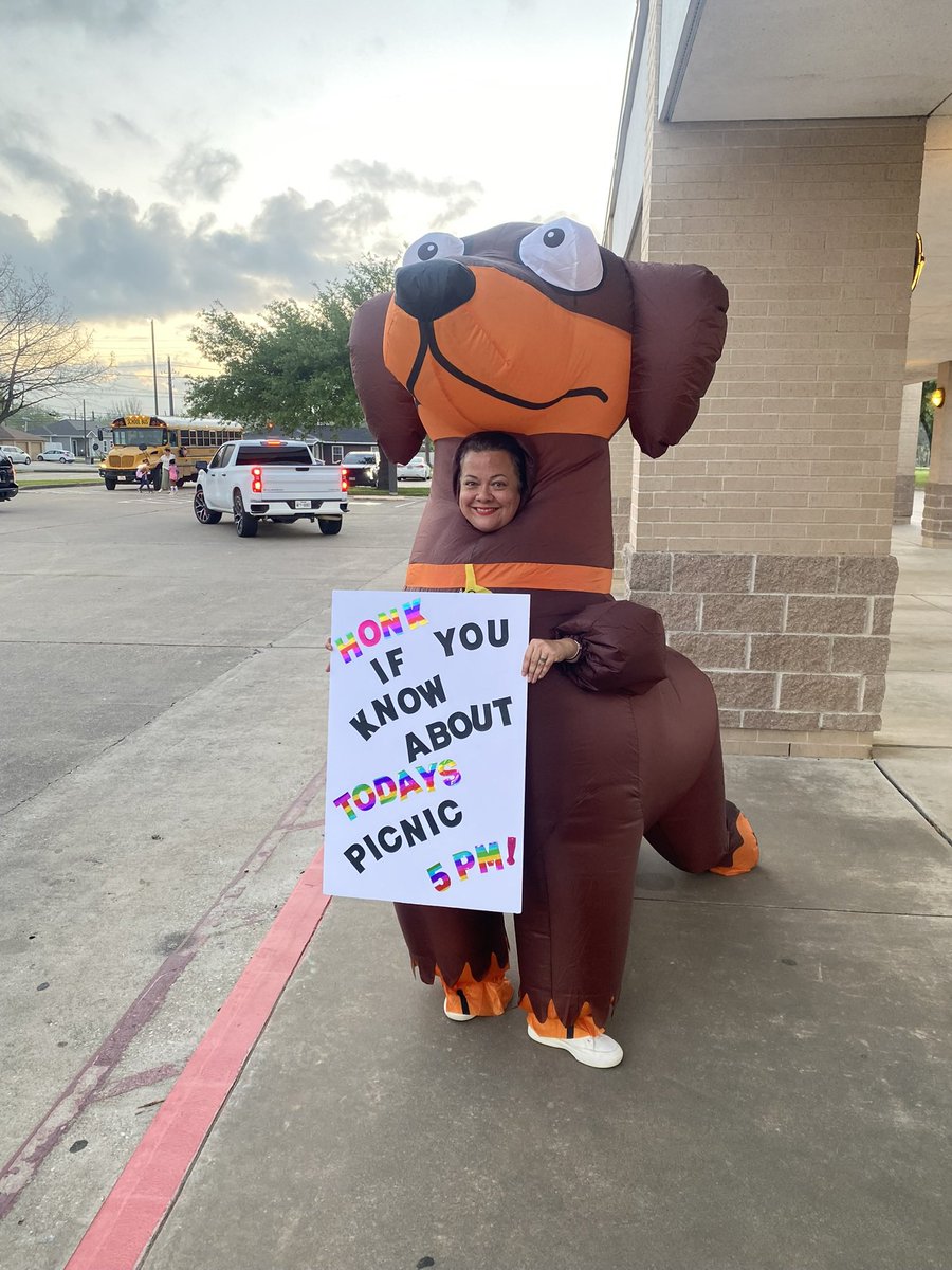 JulieMeranda's tweet photo. The 2nd Annual School Picnic was a HUGE success! #committedtostudents #tomeetsandbeyond @CharlesRDrewES  @CrosbyISD https://t.co/CBAJiHSTIH