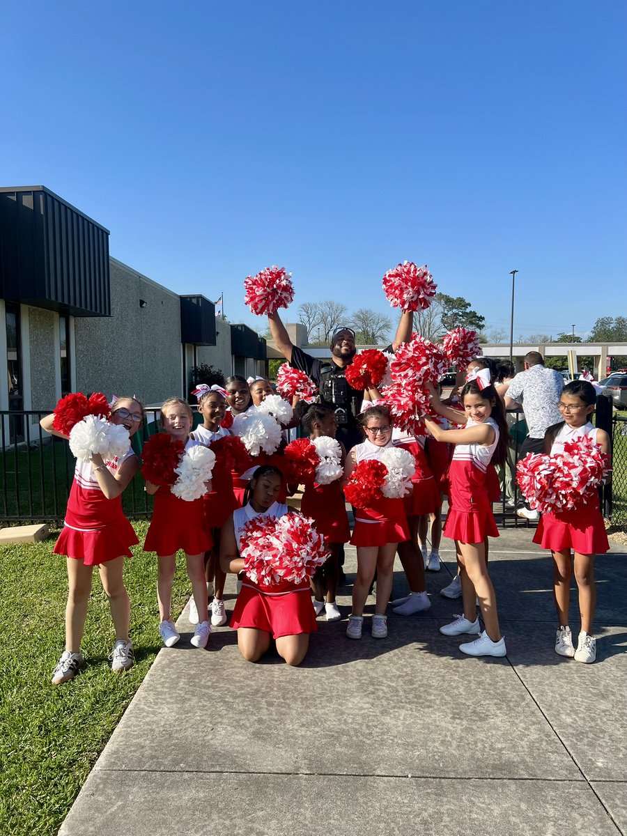 JulieMeranda's tweet photo. The 2nd Annual School Picnic was a HUGE success! #committedtostudents #tomeetsandbeyond @CharlesRDrewES  @CrosbyISD https://t.co/CBAJiHSTIH
