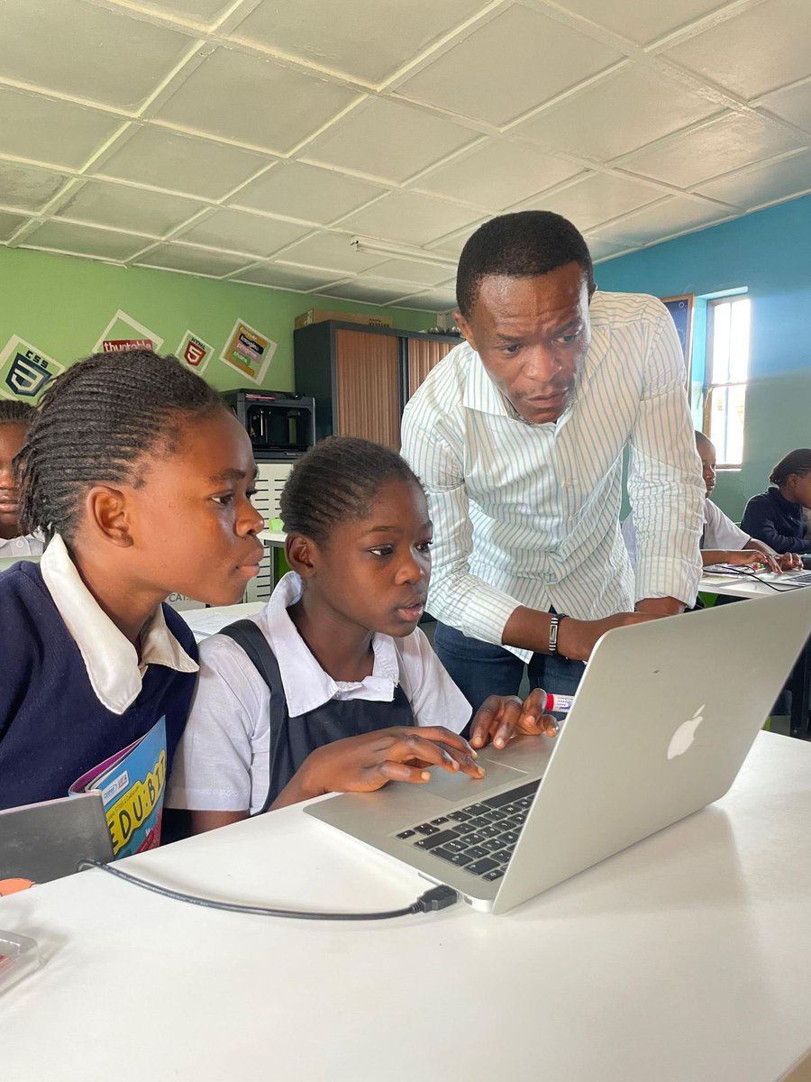 Noëlla Coursaris tweet media