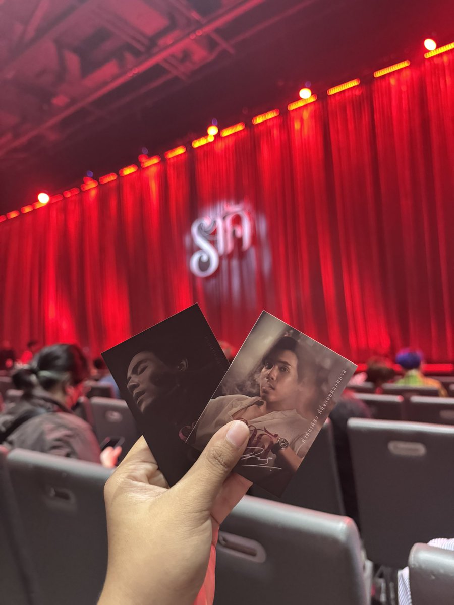 _pp_pearl_'s tweet photo. หลังจากดูมากกว่า 5 รอบ จะมา #รีวิวราคี ในมุมมองของคนที่ตกผลึกความคิด ตั้งใจเก็บดีเทลในแต่ละองค์ประกอบ 

ราคีเป็นหนัง Genre ที่ไม่ค่อยได้เจอบ่อยในไทย ที่รวมกันของ Horror Erotic ผสมกับ Psychological Romance Thriller แล้วยังคงมีกลิ่นอายของ Comedy เป็นการรวมกันหลายมติ ใครที่กลัวผี ยังดูได้ 

เริ่มจากที่งานภาพ ชอบการใช้สัญญะ สื่อถึงความ Surreal แต่แรก การให้มาลีใส่ชุดเดรสสีแดงสด ออกจะขัดกับอพาร์ตเม้นเก่าๆ ที่ตัดกับบรรยากาศสีออกจะหม่นๆ เป็นการสื่อความ Surreal ได้แนบเนียน ในครั้งแรกที่ดูจะขำตามไปกับบทที่ปราณทักมาลี ว่า “คุณจะไปงานเลี้ยงต่อหรอ” แต่พอดูซ้ำ เริ่มเข้าใจ จริงๆซีนนี้ทำให้ขำกับประโยคที่ปราณทักก็ได้ หรือจะทำให้เห็นว่ามาลี เหมือน “นกน้อยในกรงทอง” ที่ออกมาหาความเรียบง่าย หรือสิ่งที่ต่างออกไป จากสิ่งที่ตัวเองเป็นอยู่

#ราคีTHESTAIN (1)