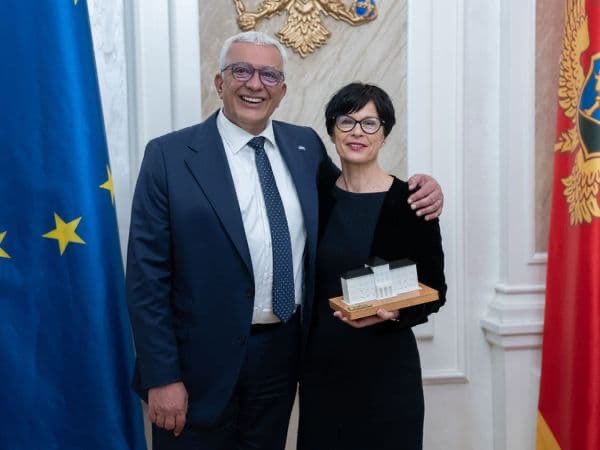 Mico_Vlahovic's tweet photo. Trojanski magarci.

Logično je to - od Miloševićevih podrepaka, preko Vučićevih slugu, sa zakopanim puškama i kalašnjikovima u podrumima Crkve Srbije, uz nipodavštavanje svega crnogorskog i građanskog, decenijama, uz mržnju prema manjinskim narodima, svuda i uvijek. uz Karadžića i Mladića, popa Macu i Pavla Đurišića sa Hitlerovim željeznim krstom - red je da nas ovaj primjerak siromašnog ugroženog Srbina uvede u EU! 

Ko u to nevjerovao, dabogda se sa Martom Kos popeo na Bobotov kuk, tri puta i tri tisuće puta! I have a dream!

🤡 

A ovoga je puta četnički vojvoda (pardon!) uvalio maketu zgrade Zetske Banovine! To je veliki napredak u odnosu na maketu crkve sv. Đorđa, u čast rođenja Petra II Karađorđevića, sa kokošijim grudima, koju obično dijeli okolo … 

Bas Vam lijepo stoji ta maketa crnogorske tragedije poslije 1918, komesarko @MartaKosEU! 

@Pobjedacg @EUAmbME