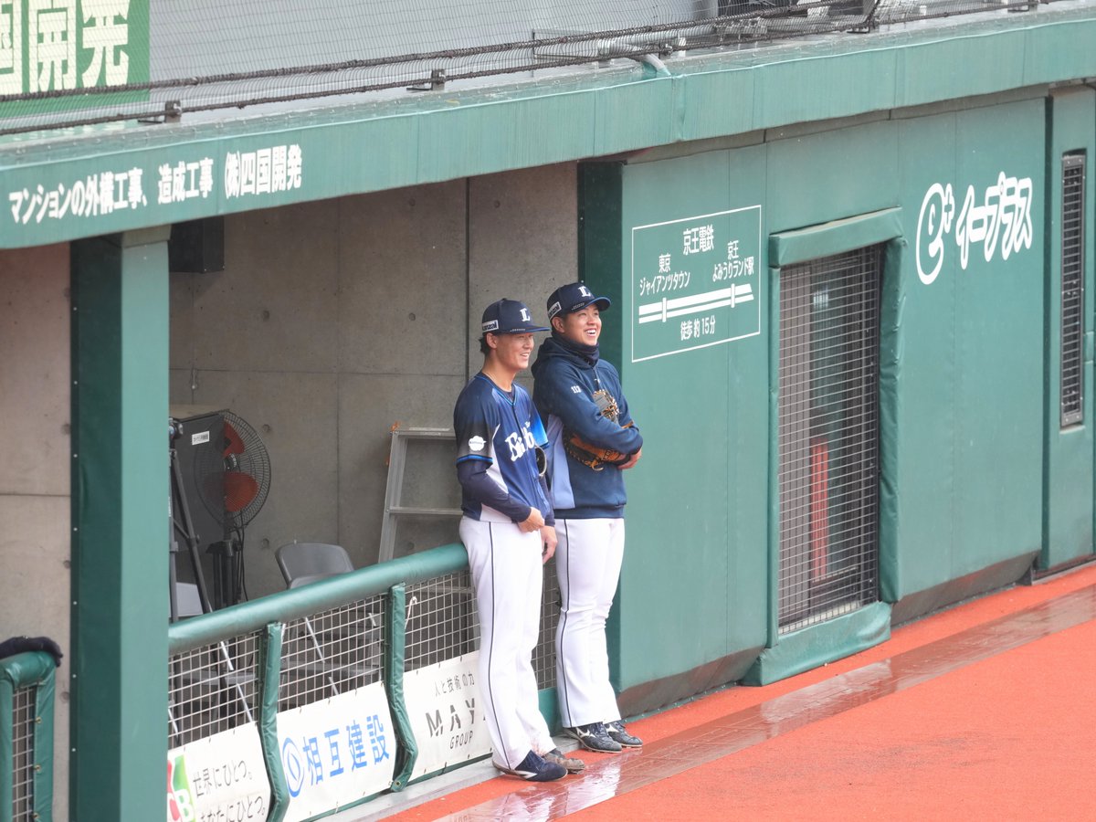 happysad6464's tweet photo. とても寒くて雨でグランドコンディションも悪く選手の皆さん、特にピッチャーには気の毒な試合でした
気の滅入る中見つけた佐藤爽くんと野田くんの笑顔に少し気持ちが楽になりました https://t.co/NwhM3bRpUc