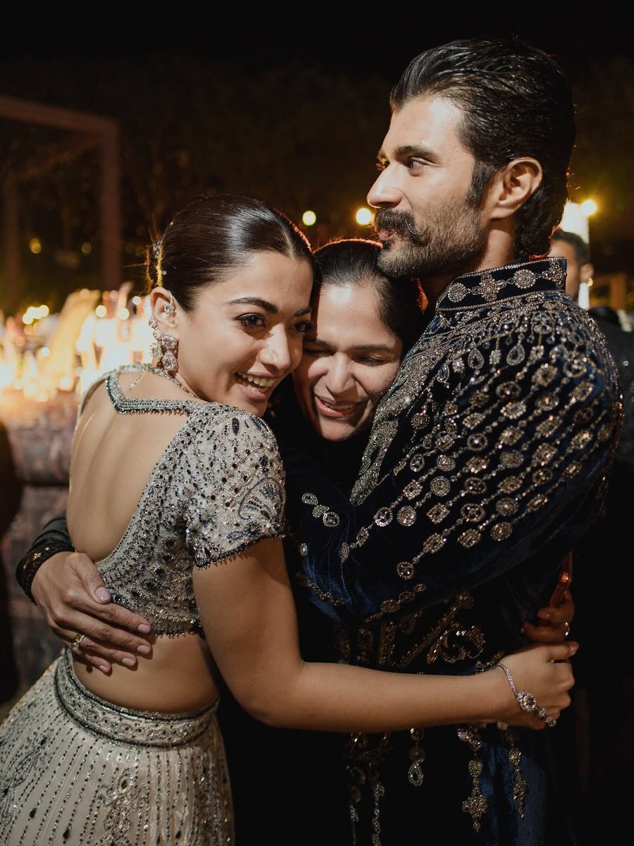 greatandhranews's tweet image. Rowdy boy #VijayDeverakonda shares wedding photos, saying “It’s been a month.

#virosh @TheDeverakonda @iamRashmika #WeddingVibes #LoveMoments