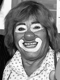 Que noticia más triste para el circo chileno, hoy falleció cuchara, payaso de un trío de payasos que nos alegraron los días con sus bromas y chistes. Que descanses en paz Cucharita.