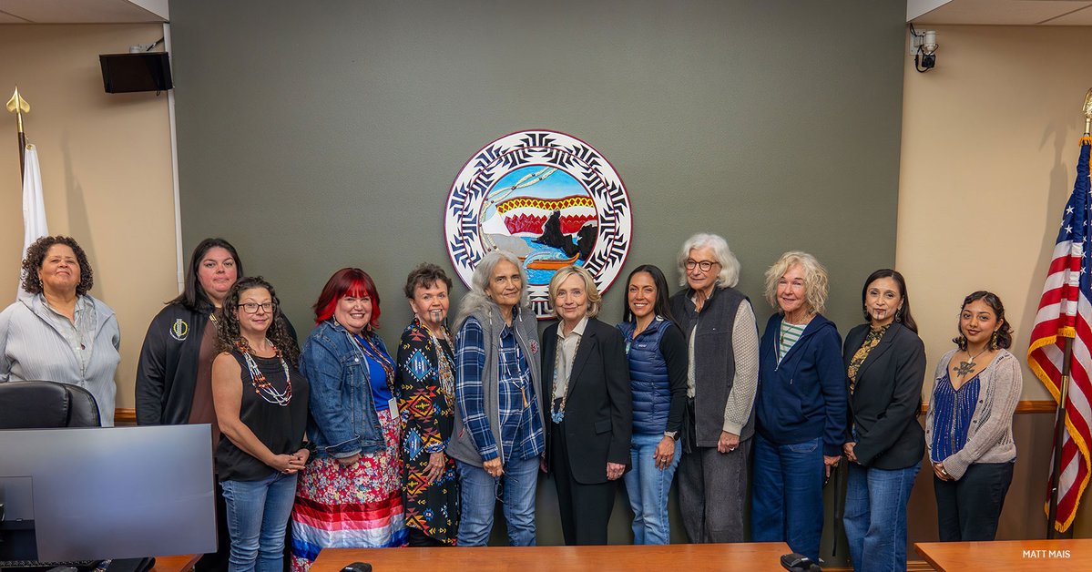 Hillary Clinton tweet media