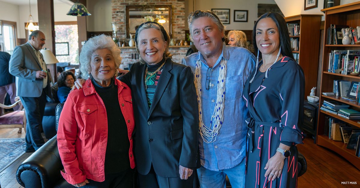 Hillary Clinton tweet media