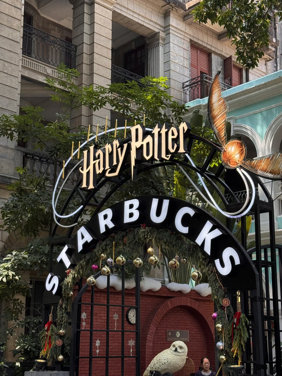 sfkkfs_'s tweet photo. แต่ๆ starbucks x harry potter 🧹🔮 ที่กวางโจว สาขา shamian island อลังการมากจริงๆ เข้าไปแล้วเหมือนหลุดไปในโลกของแฮร์รี่ เค้าทำถึงงงง5555555 https://t.co/h0FYRSaiSE