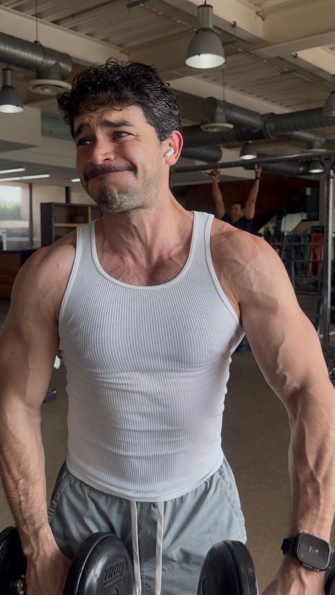 Romega_TV's tweet photo. Que brazos 😮‍💨💪 El actor #JoseManuelRincón en una nueva foto entrenando. 🔥🥵

#lifestyle #humpday #wellness #health #activewear #MidweekMotivation #weightloss https://t.co/bc62J43aqn