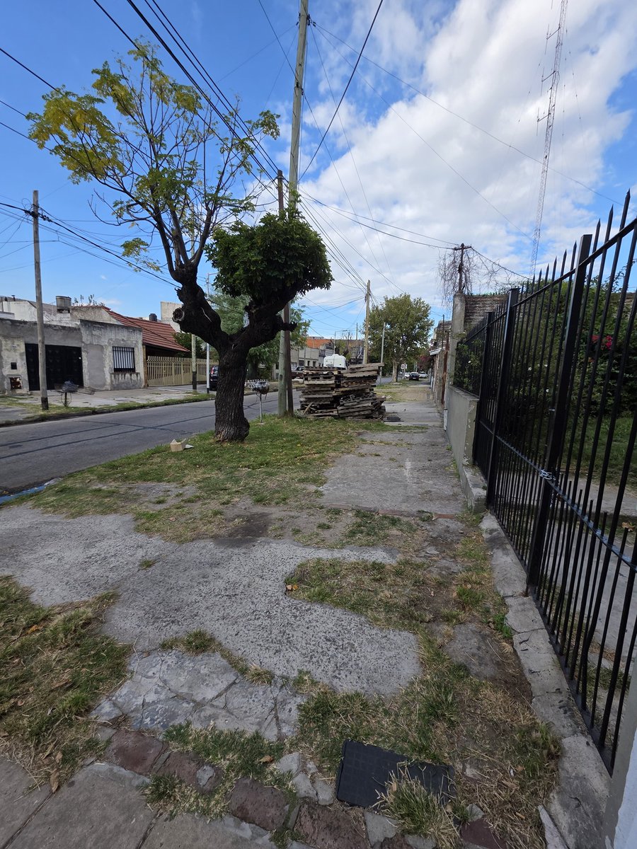 Mayopatricia's tweet photo. @gestion_a De la mugre no se ocupan, mas de un mes con todo eso en la vereda....pasan los camiones y no lo levantan. Ni hablar de la inseguridad de que cuando llegues a tu casa haya un chorro...esperando. Lavarello entre mansilla y Arredondo muchachos https://t.co/0b5zEDAuMW