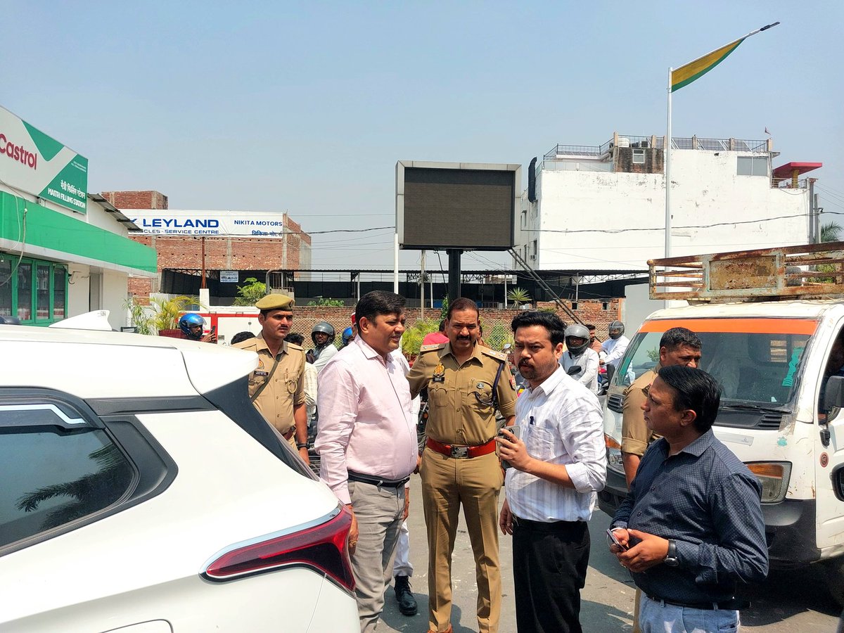 SidVermaASP's tweet photo. Petrol pumps inspected with @vaibhav mishra ji ADM F/R, Stock checked &amp; public assured – No shortage of petrol &amp; diesel.
Avoid rumours. Purchase fuel normally.
District Administration &amp; Police committed to smooth supply.
@Uppolice https://t.co/vv3SOw5iof