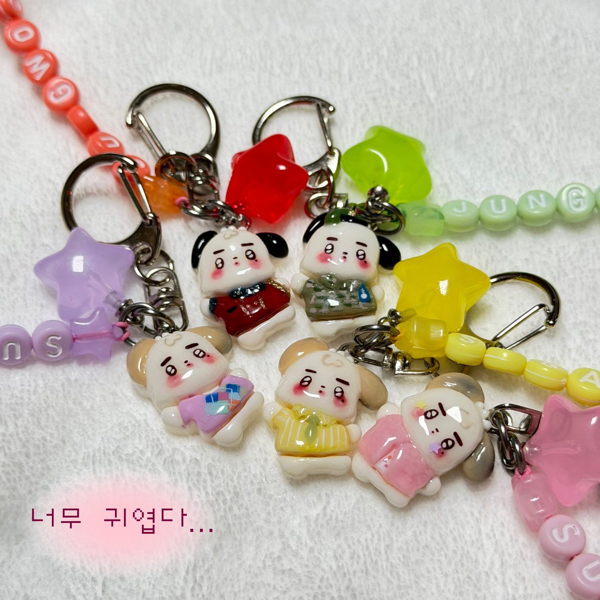 baebo_jw's tweet photo. @hayancherry 하얀체리님한테 커미션 주문 넣었어요 '-'🩷 비지독 키링들!

슈가활동 ver 1, 2, 3이랑
군대 ver 1, 2

진짜 쪼꼬미들 귀여운데 디테일 미쳤어요.
농담아니구 지인한테 보여주자마자 어디서 시켰냐구 계정따임(?) 당함 ʕ ʚ̴̶̷̆ ⌑ ʚ̴̶̷̆ ʔ 
진심얘네명작임ㅜㅜ 
#정우 #JUNGWOO https://t.co/T3CV5Rn0x7