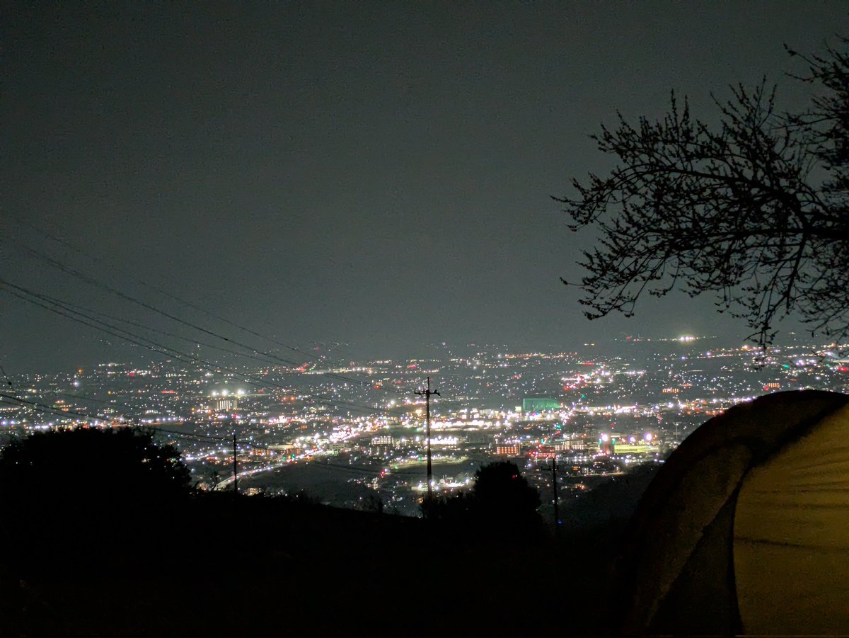 KSK795's tweet photo. 念願のスリーストーンキャンプ場
どのサイトから見ても綺麗な夜景でした！
寒くなく最高だった✨
#スリーストーンキャンプ場
#スリーストーン　
#山梨　#甲府　#キャンプ https://t.co/oIrZBL9Tum
