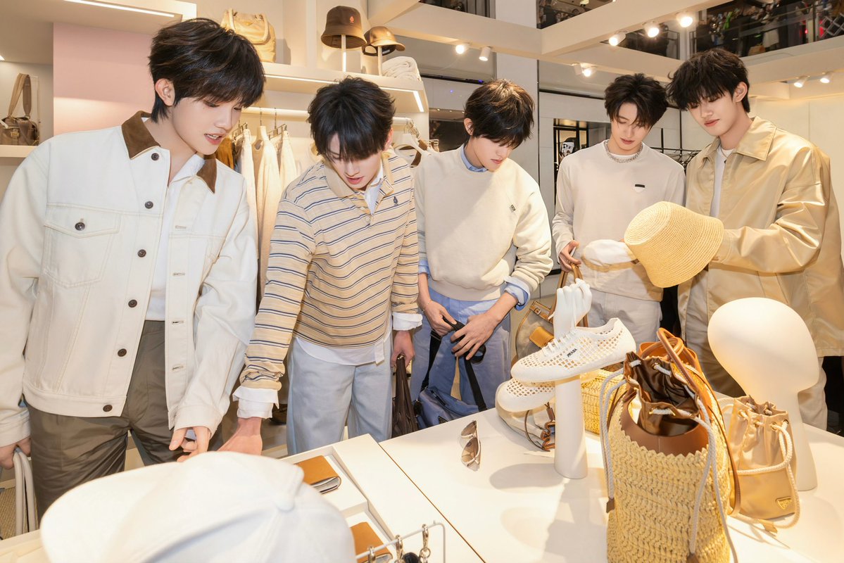 เป็นสง่าราศีสุดๆ ช่างภาพสุดยอดมากถ่ายออกมายังไงให้งานดูโล่งน่าเดินทั้งๆที่จริงๆคนเป็นล้านมาก5555555555555 แฟนคลับรอเป็นวันศิลปิน TOP ออกงาน 5 นาที สุดจัด