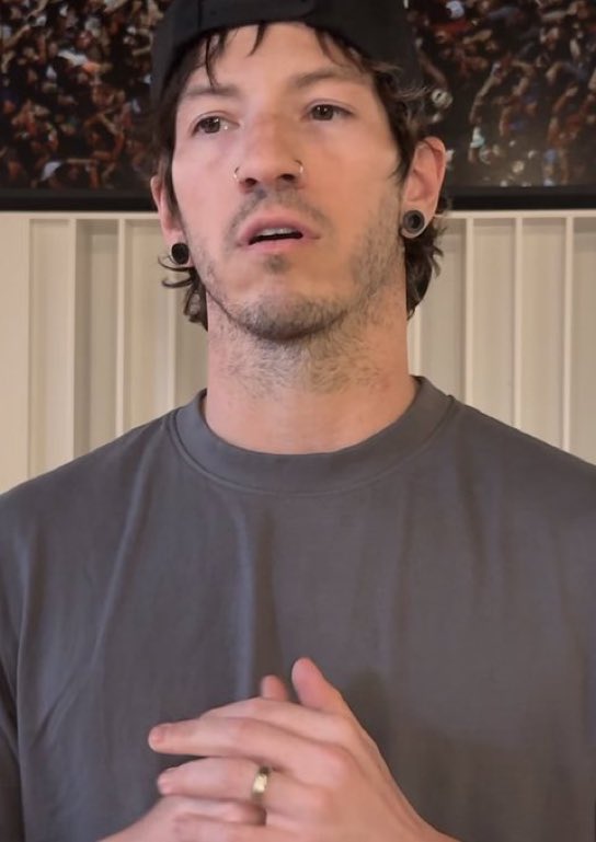 ɐuuɐ⊬💋🪩 tweet media