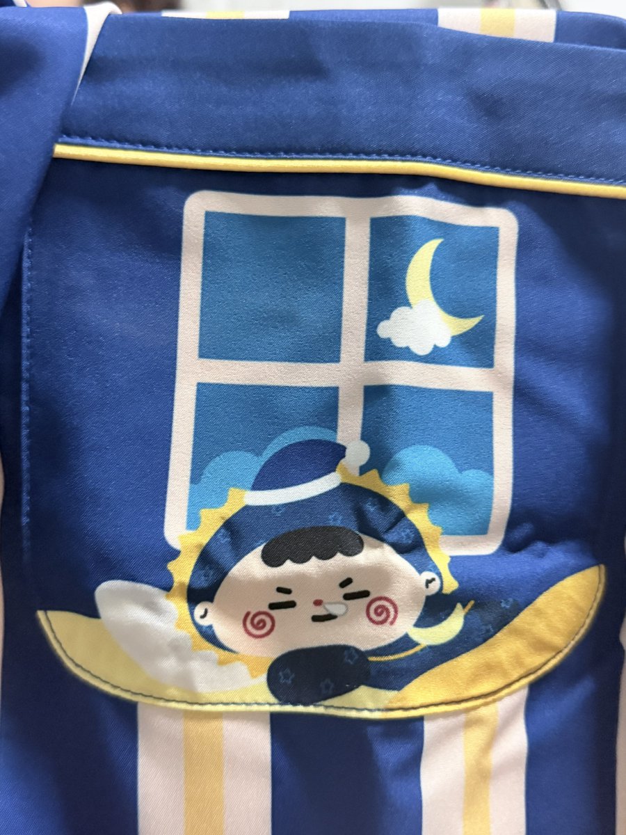 ปลายขากางเกงนอน &amp; ลายกระเป๋าเสื้อ น่ารักมั๊กก คุ้มกับเงินที่จ่ายไปอยู่น้าา
( แล้วเพื่อนที่ไม่ได้ติ่งบอกเสื้อเหมือน B1B2 🥲)

#GMMFANIVAL2026 
#rwforfo