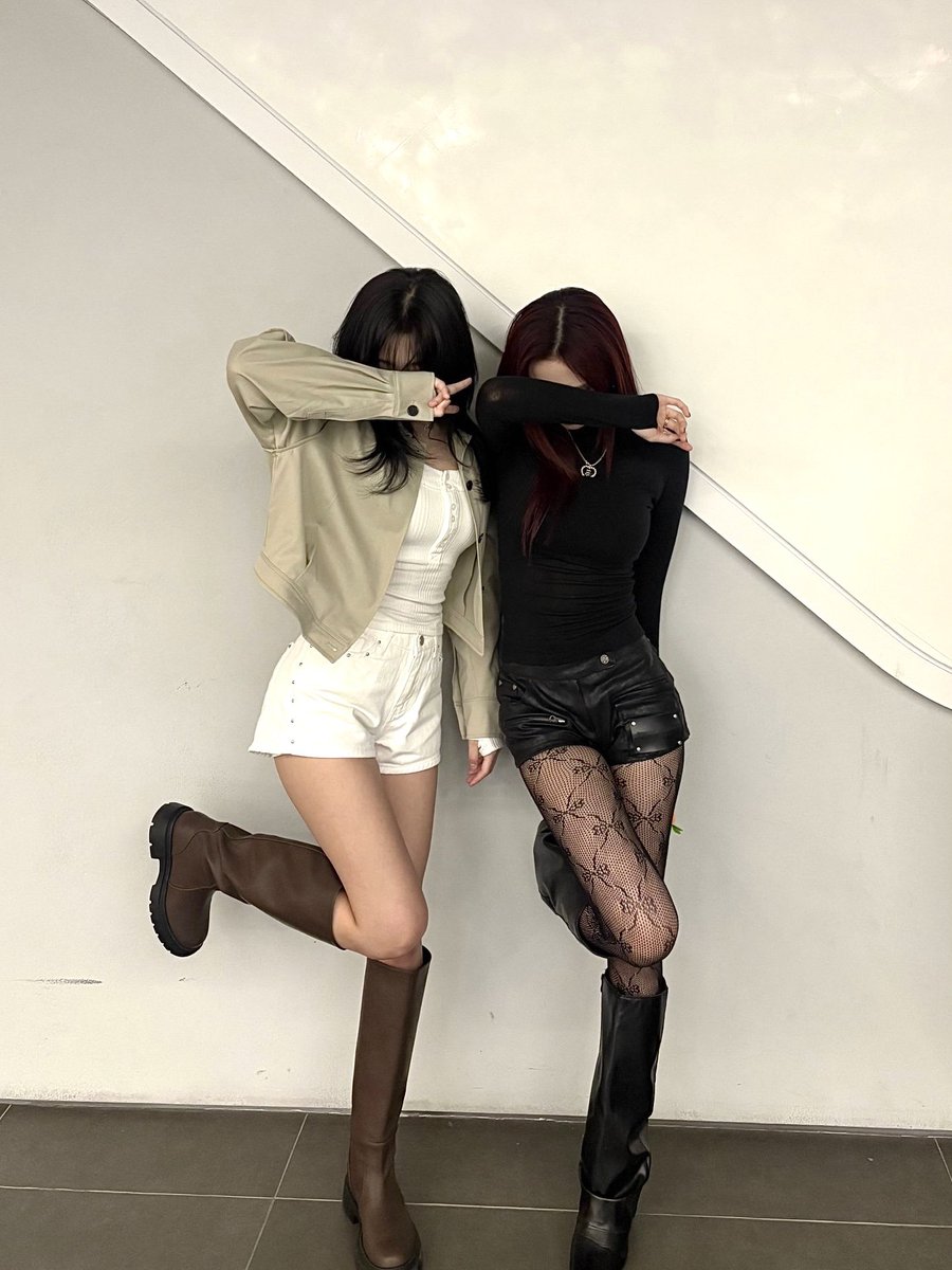 bmsonminsu's tweet photo. 260325 아현&amp;치키타 신발 정보

브랜드: 솔트앤초콜릿
품명: 제퍼 클래식 롱부츠
가격: 90,300원
https://t.co/hpOjIpUHwn

브랜드: 시크윈
품명: 유니크 히든 내추럴 링클 미들 롱부츠
가격: 67,000원
https://t.co/OGsjHd8vdr

#아현 #치키타 #AHYEON #CHIQUITA #베이비몬스터 #BABYMONSTER https://t.co/qVfb7RSo7a