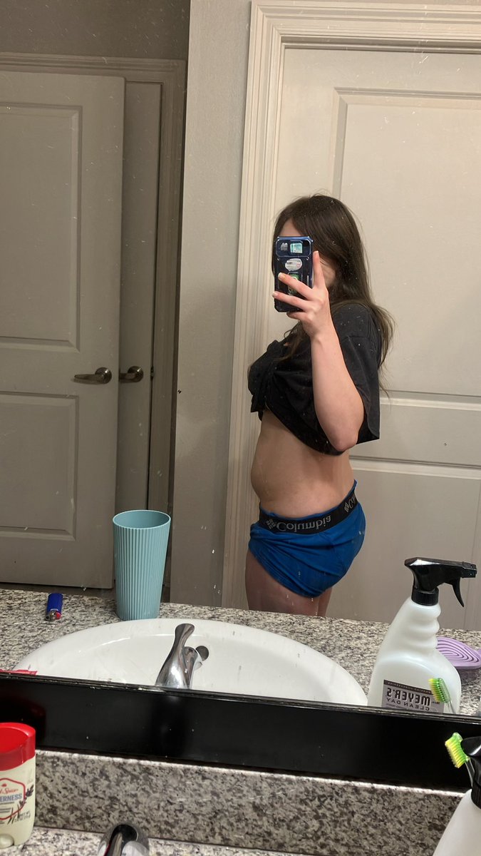 weepingbirrrd's tweet image. #bodycheck worked out for 2 days , today will make 3 butttttt I binged a little last night FUCK
