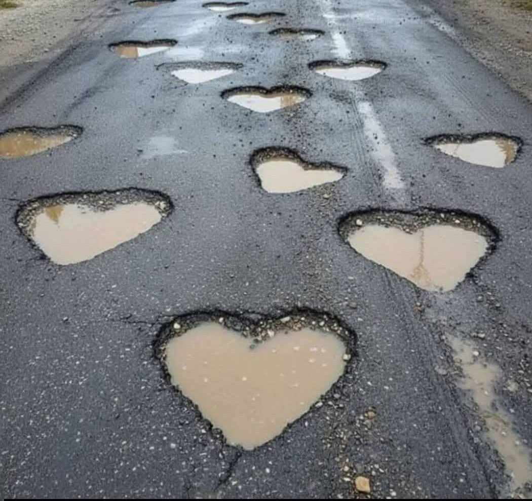 masspb07's tweet photo. Coraggio, 
anche se la strada è accidentata 
di buche. 
Courage,
even if the road is bumpy with potholes https://t.co/r7y5MJQJHY