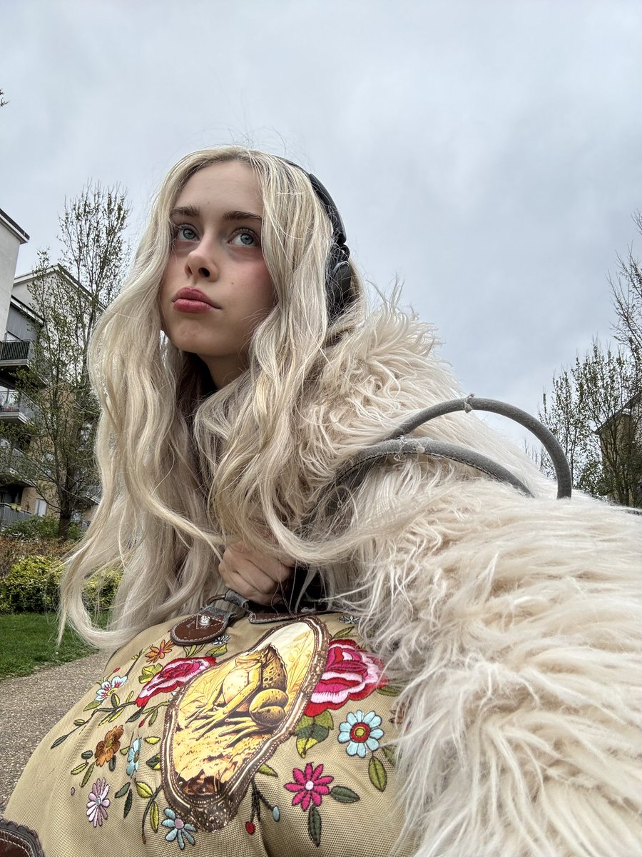 erin lecount tweet media