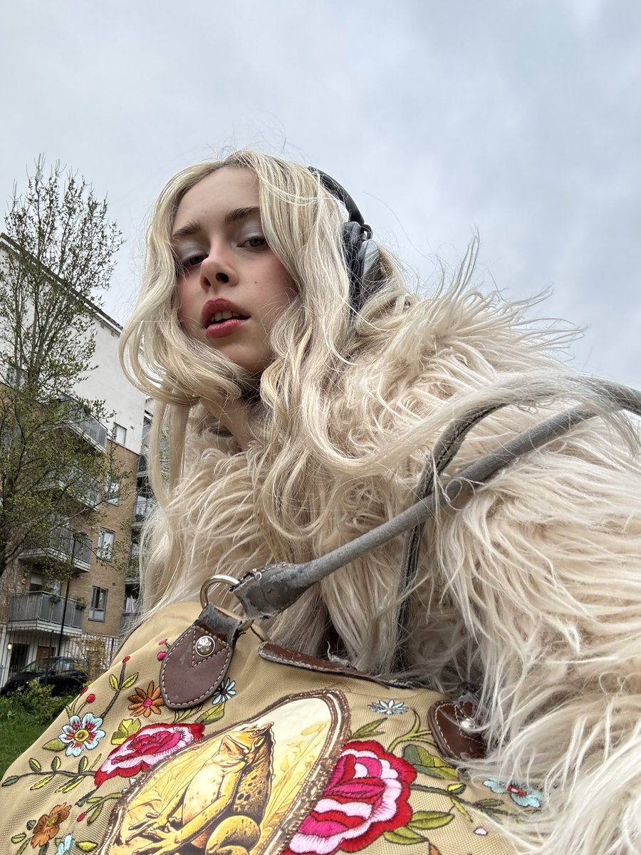 erin lecount tweet media