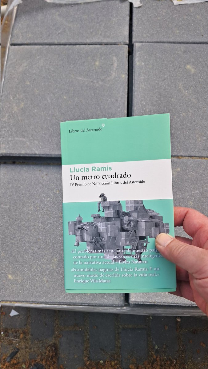 Alberto Olmos sujetando libros tweet media