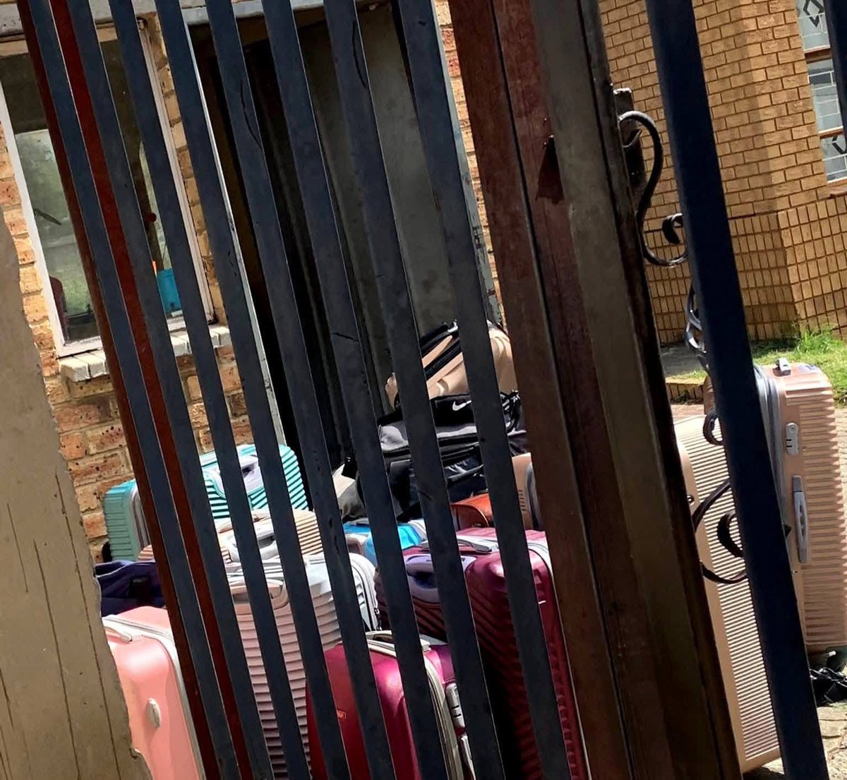 Man’s NOT Barry Roux tweet media